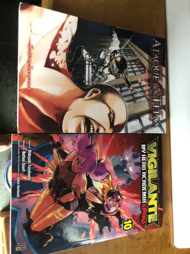 mangás attack on titan 2 e my hero academia vigilantes
