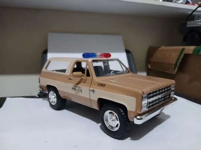 Miniatura chevy blazer stranger things 1/24