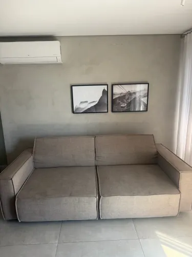 Sofá Artizzi retratil e reclinável com 5 almofadas. 100% poliester