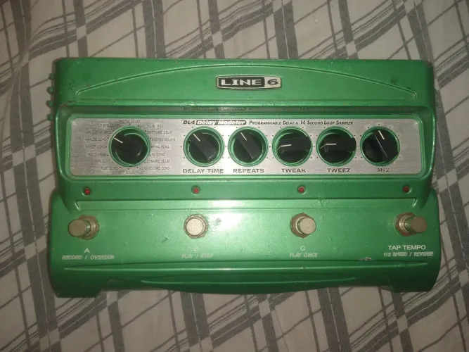 Pedal de deley semi novo