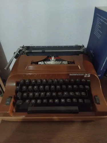 Máquina de escrever Remington 25