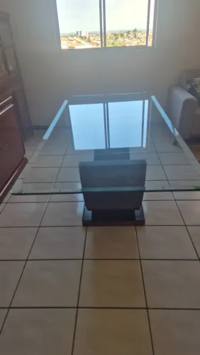 Mesa de jantar de vidro reforçado, acabamento lindo, sem risco, de 2metros por 1 metro