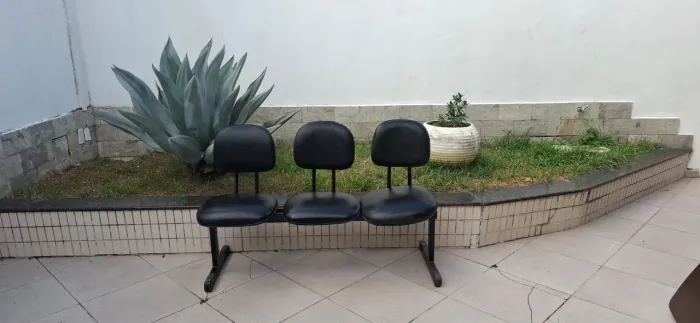 Longarina com 3 cadeiras - ideal para sala de espera ou comércio