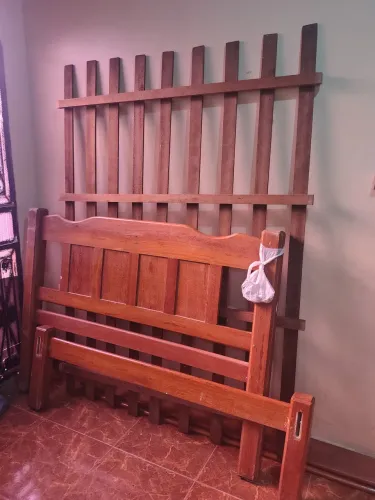 Vendo cama de casal de madeira com colchão *