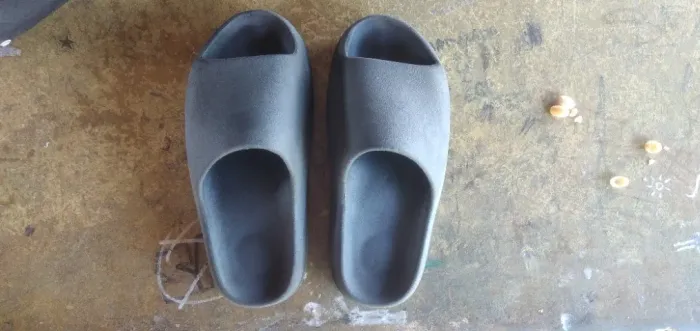 Chinelo preto usado por Chrollo Lúcifer.