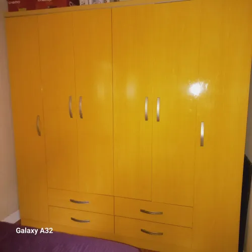 Guarda roupa de casal + cômoda com espelho e 2 criados mudo