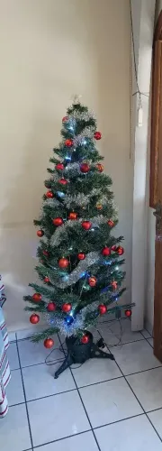 Árvore de Natal com enfeites 