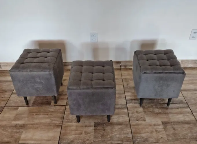Vendo três banquetas em ótimo estado, excelentes para sentar ou usar como descanso para pe