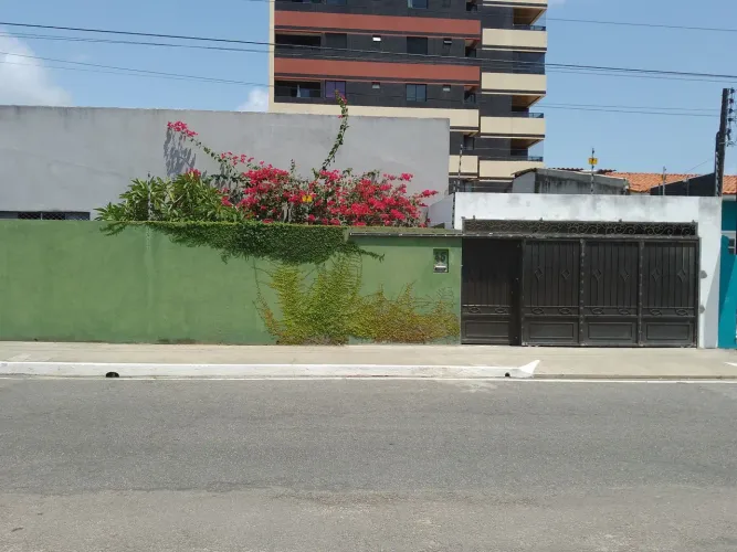 Excelente Casa, ampla, jardim, Galpão, energia solar.