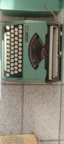 Máquina de escrever Olivetti lettera 82