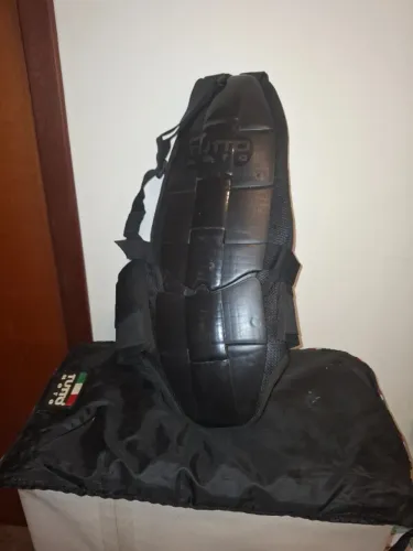 Protetor de coluna Tutto original. Modelo rígido com placas articuladas, garantindo boa pr
