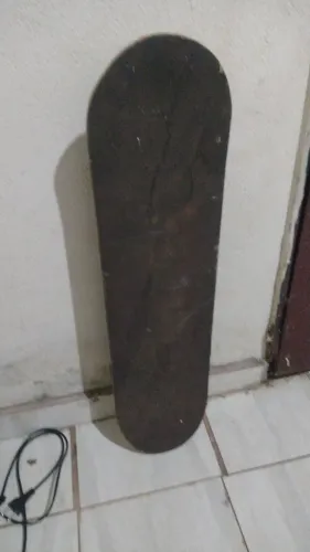 Skate usado 4 vezes em casa. Duas rodas agarram um pouco, mas anda normal.