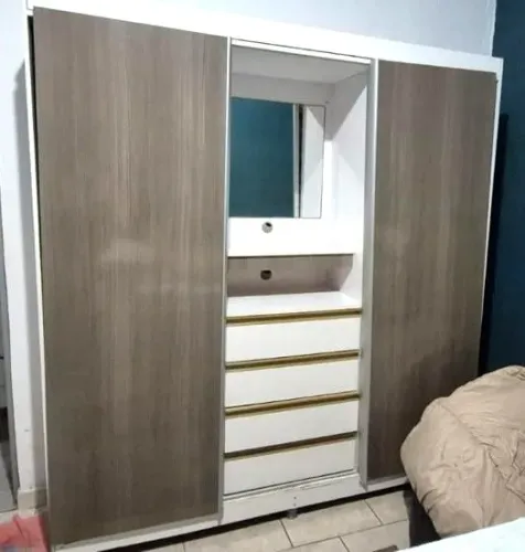 Guarda-roupa com portas de correr, penteadeira com espelho e 4 gavetas