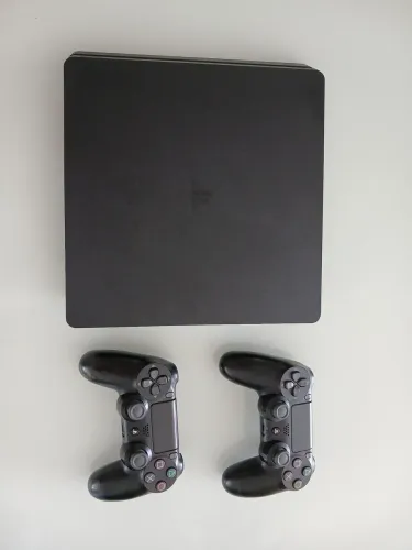 PLAYSTATION 4 de 1 TERA+ 2 controles +Jogos
