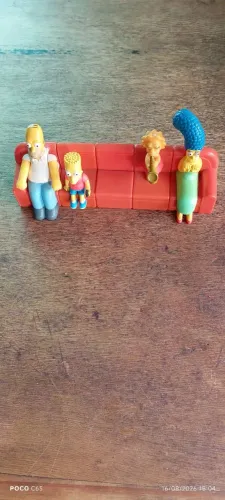 Bonecos simpsons no sofá originais