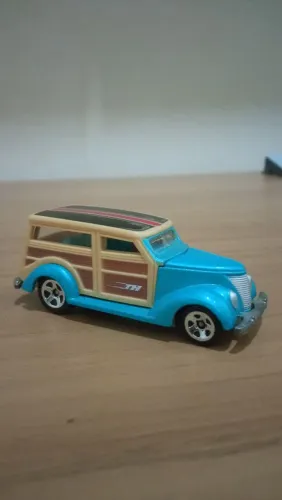 Carrinho Hot Wheels Ford Wood