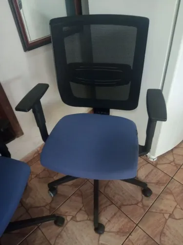 Vendo cadeira gamer semi nova ,ótima marca qualidade reforçada