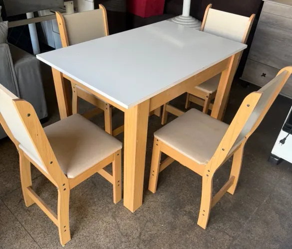 Jogo de mesa com 4 cadeiras usada barata 