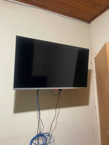 Tv Britânia Roku 40 polegadas (pra sair rápido)