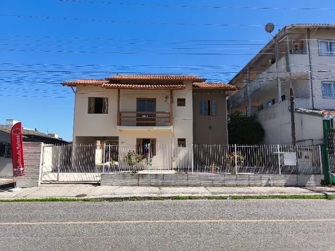 Ampla casa com 4 quartos para uso residencial ou comercial em Forquilhinhas-SJ