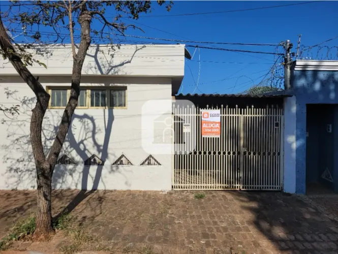 Casa para locação no bairro Daniel Fonseca