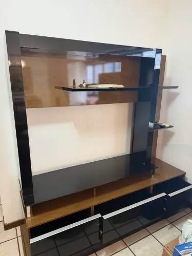 TROCO linda estante por painel de TV instalado