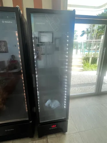 Cervejeira Expositora Vertical Metalfrio 324L All Black 127v