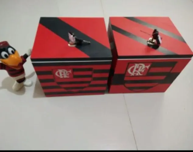 Cofre de time em MDF, tamanho 18cm p/18cm.