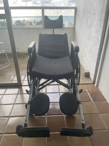 Cadeira de Roda Completamente Reclinável