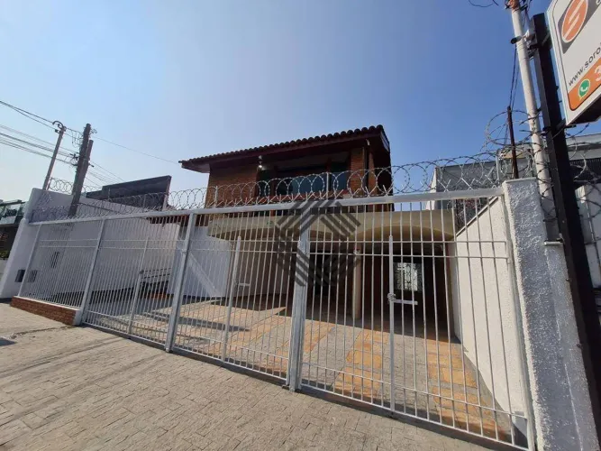 Casa para venda ou locação com 3 quartos, sendo 1 suíte na Zona Central de Sorocaba/SP.