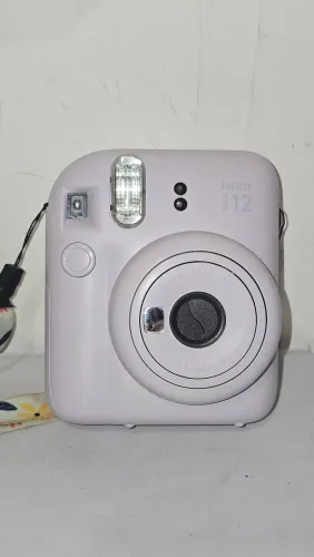Câmera instax mini 12 + capa protetora de acrílico