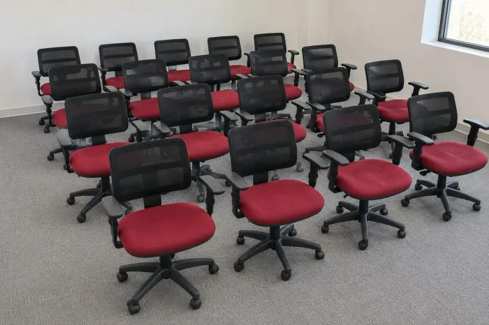 Lote de 20 Cadeiras giratórias Gabbinetto Shape-R com apoio para braços. 