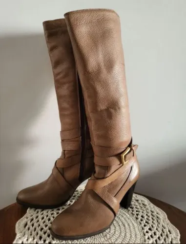 Bota marrom couro cano longo