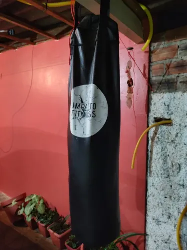 Saco de boxe profissional com par de luvas