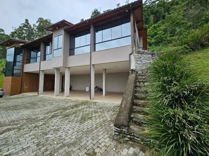 Área Exclusiva de 33.000 m² com Mansão de Alto Padrão e Vista Panorâmica para as Montanhas