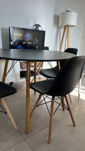 Mesa com 3 cadeiras