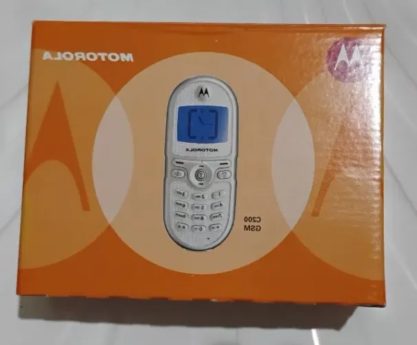 CELULAR MOTOROLA C200 Com caixa, manuais e carregador, com marcas de uso, funcionando