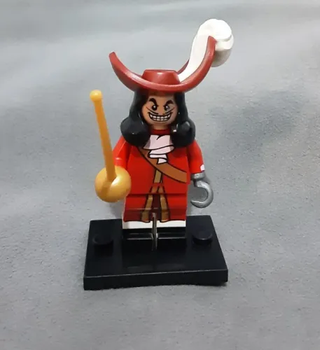 LEGO minifigura Captain Hook, Disney, Series 1, com leve detalhe no olho