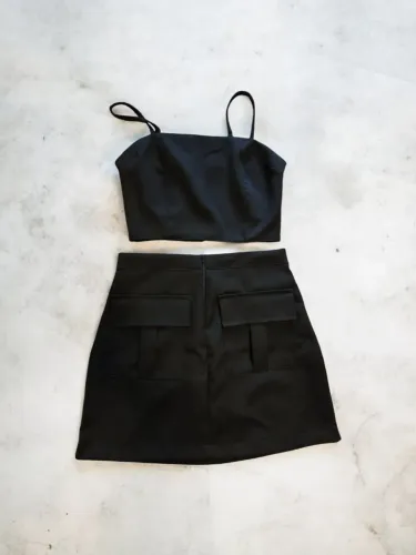 Conjunto de cropped e saia de alfaiataria