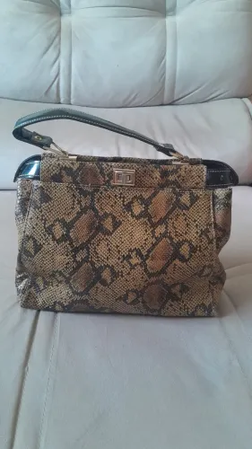 Bolsa feminina tipo couro de piton usada