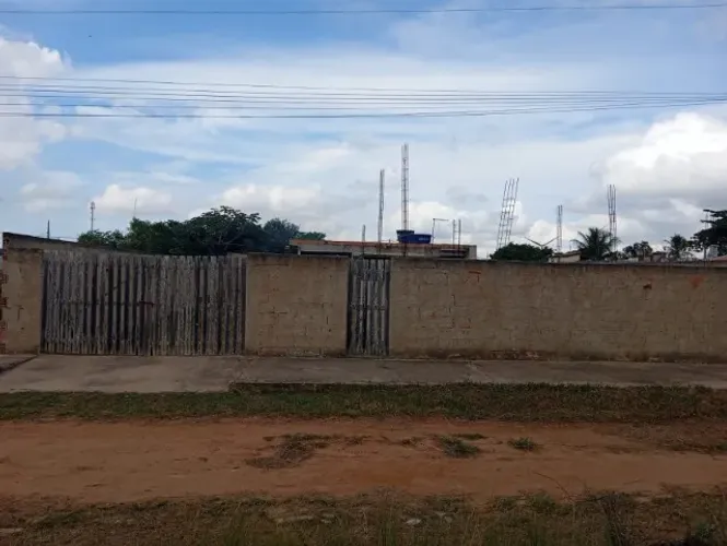 Vendo casa e terreno.