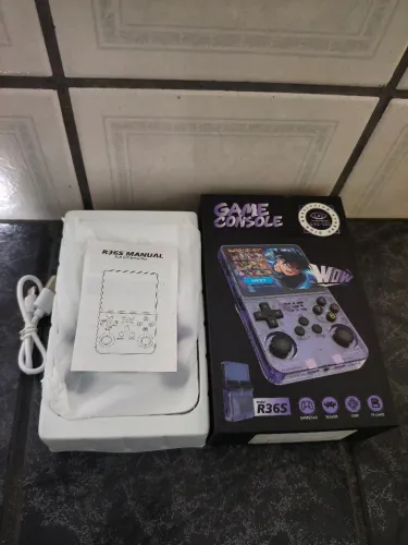 CONSOLE PORTÁTIL R36S - RETRÔ ROXO