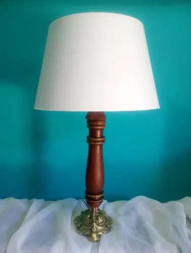 Antigo e lindo abajur / luminária de mesa em bronze e madeira