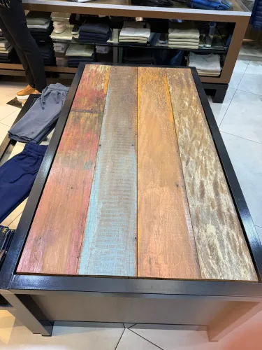 Mesa com gaveteiro