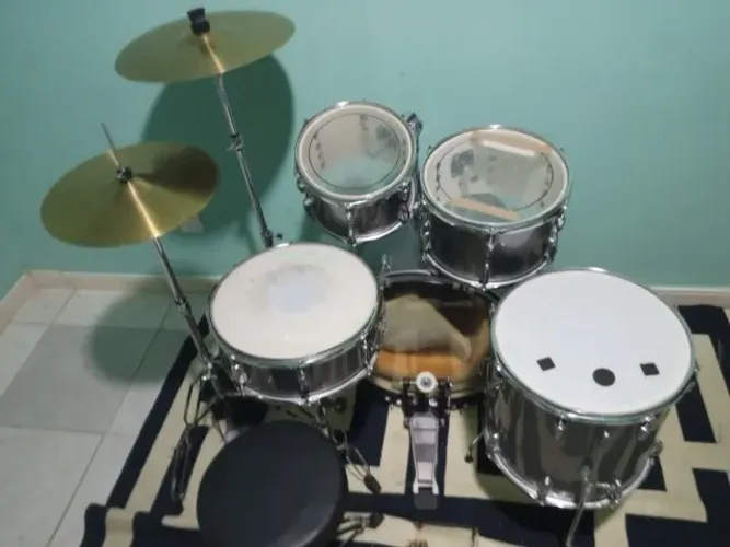 Vendo Bateria Michael trinity,caixa de 14,tom de 10,12 e surdo de 14,bumbo de 20