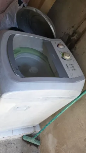 Máquina de levar roupa funcionando perfeitamente