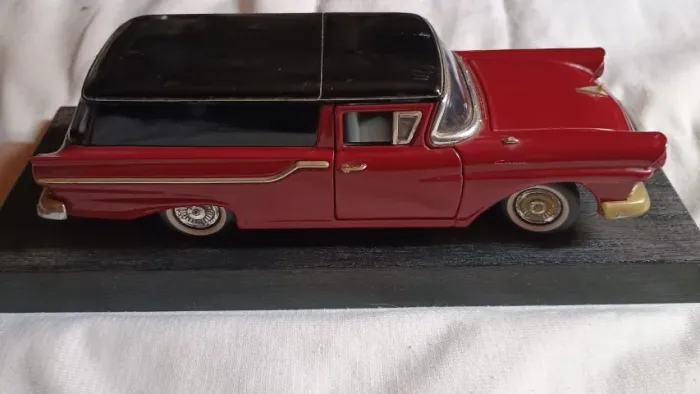 Rara Miniatura 1/18 Ford Courier 1957 Road Legends com Base