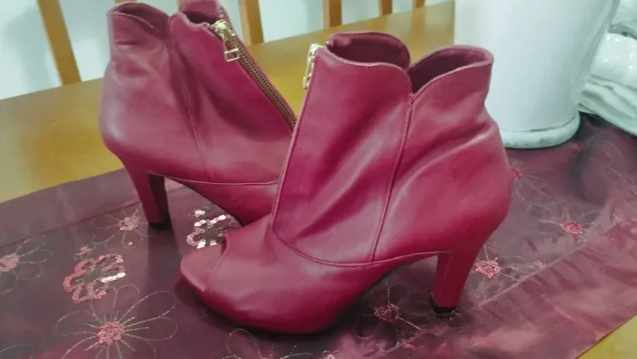 VENDO BOTAS EM COURO.. em SL. 69.00 o Par