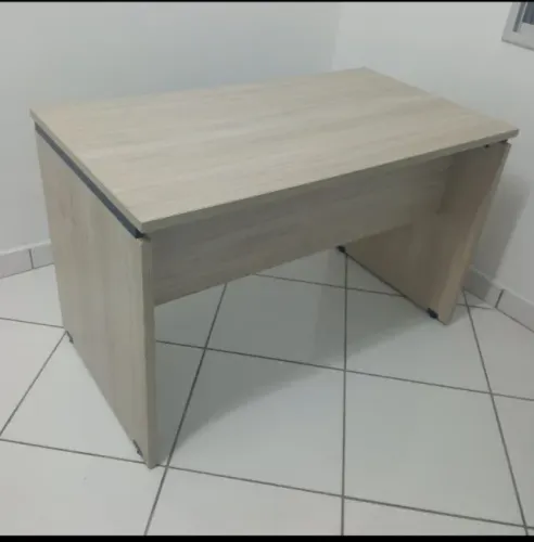 Mesa office , alta qualidade , serve para trabalho ,estudos ,etc ... Medidas 1,25 x 75 x 7