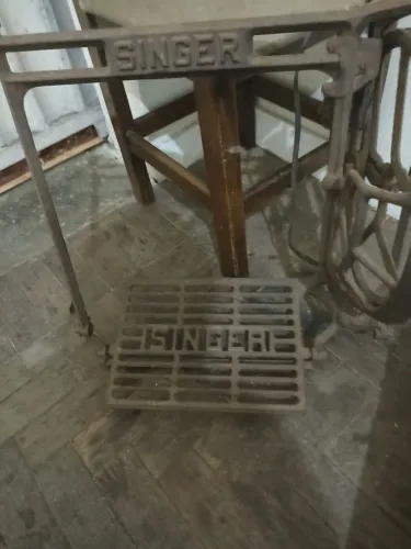 Máquina de costura antiga da singer